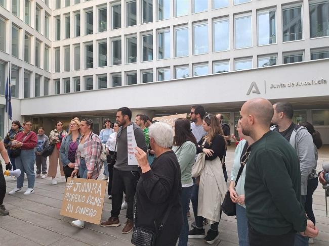 Miembros de la Plataforma de Jóvenes Andaluces Afectadoos por el Bono Alquiler se concentran ante la Consejería de Fomento.