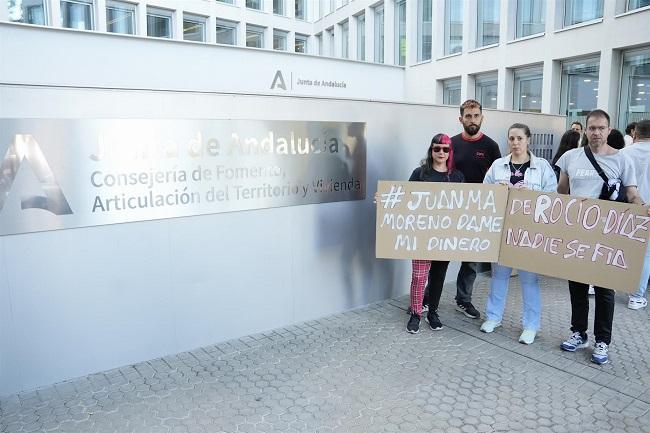 Protesta ante la Consejería de Fomento.