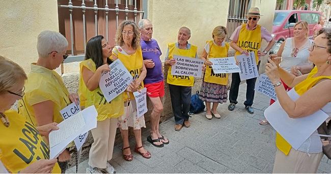 Protesta de La Calle Mata, esta semana, para denunciar la discriminación en el uso del refugio climático.