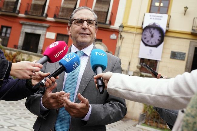 Leandro Cabrera delante de la sede del Colegio de Abogados.