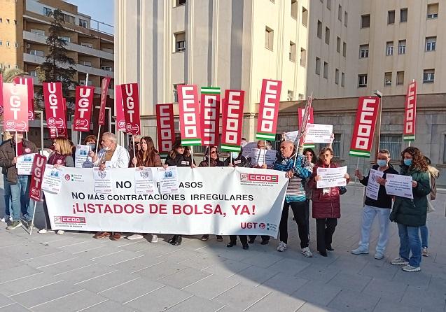 Movilización, este lunes, a las puertas del Hospital Virgen de las Nieves. 