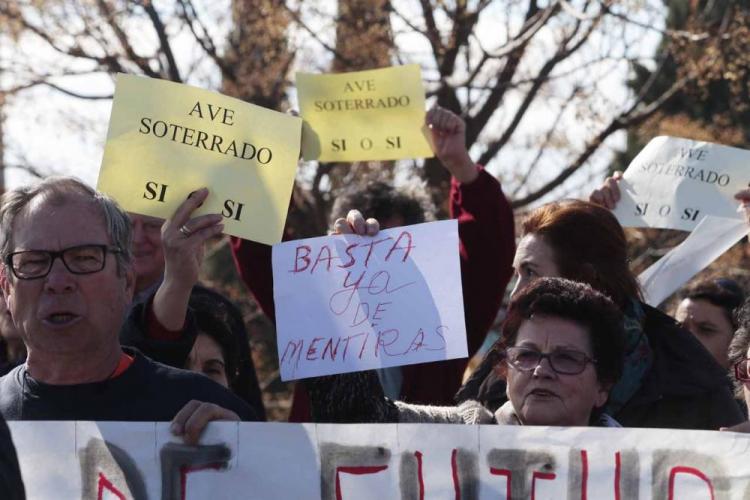 Concentración de vecinos para reclamar el AVE soterrado.