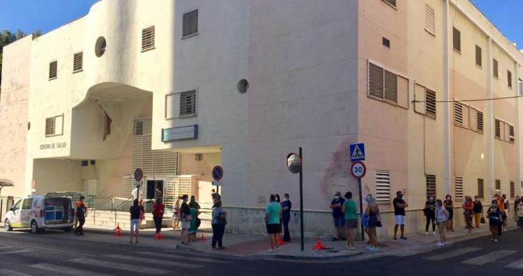 Docentes guarda cola para ser sometidos a pruebas del Covid en el Centro de Salud del Zaidín.