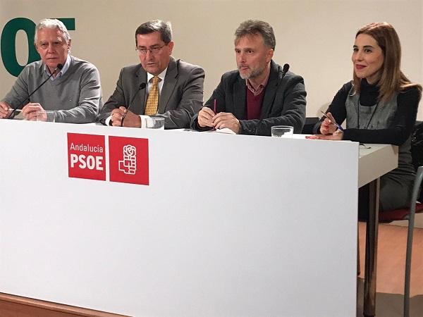 José Fiscal, junto a Entrena y otros cargos de su partido, este miércoles en Granada.