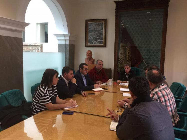 Los socialistas reunidos con la alcaldesa de Guadix.