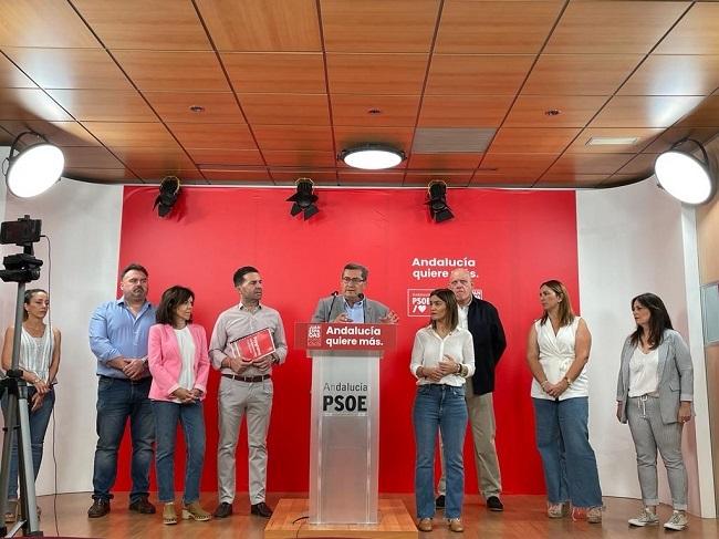 Entrena, junto a parte de la candidatura socialista.