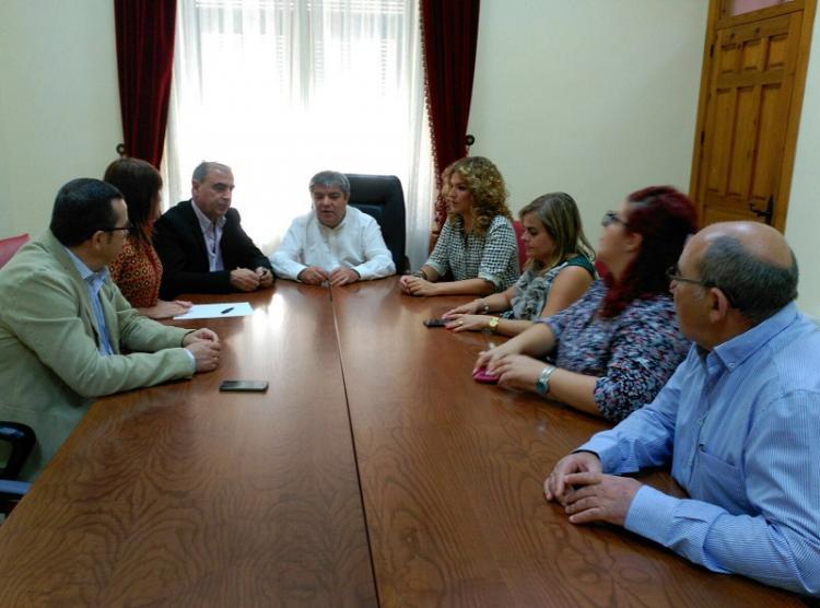 Un momento de la reunión con el alcalde de Huéscar. Un momento de la reunión con el alcalde de Huéscar.