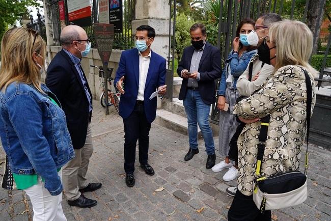 Los ediles socialistas, este miércoles a las puertas del Hospital Real.