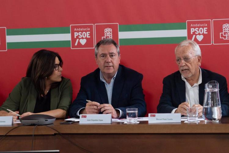 El secretario general del PSOE de Andalucía, Juan Espadas (c) junto a la portavoz del PSOE, Ángeles Ferrez, (i) y el presidente del PSOE Andaluz, Manuel Pezzi (d) en una reunión de la Comisión Ejecutiva. 