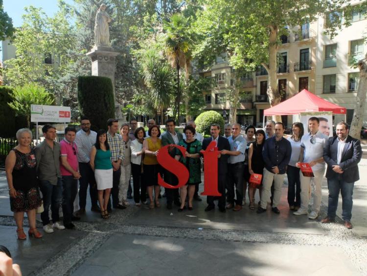 Alcaldes y concejales, junto a candidatos y candidatas hoy en el acto socialista.