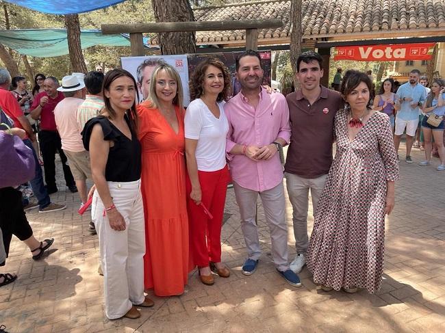 Montero, en Huétor Vega, junto a candidatos y cargos locales del PSOE.