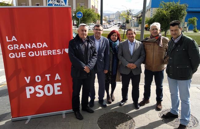 Los socialistas junto a los secretarios provinciales de CCOO y UGT.