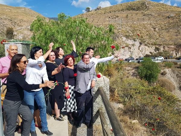 Los socialistas han rendido homenaje a las víctimas del franquismo en el Barranco del Carrizal, en Órgiva.