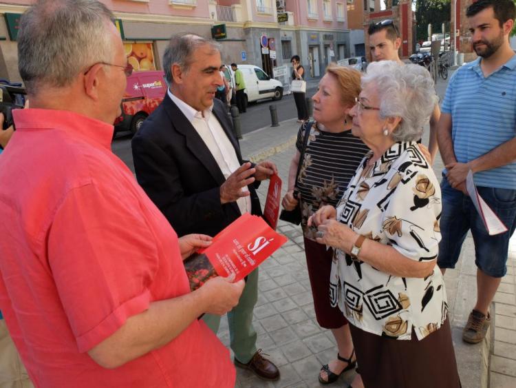 Olmos y Rueda conversan con ciudadanas.