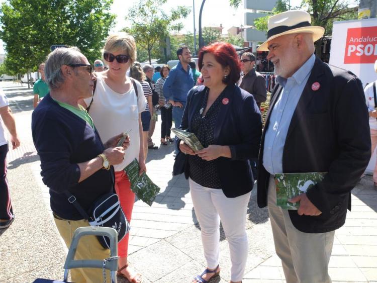 Elvira Ramón y Gregorio Cámara charlan con un vecino del Zaidín.