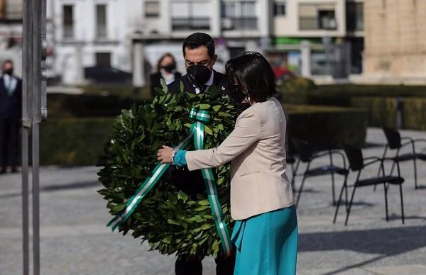 Marta Bosquet y Juan Manuel Moreno depositan una corona en memoria de los fallecidos por Covid.