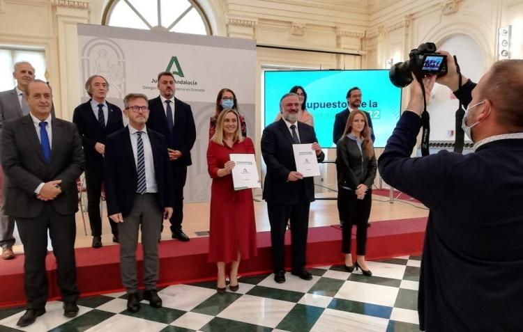 La consejera de Fomento con el equipo de delegados y delegadas de la Junta en Granada. 