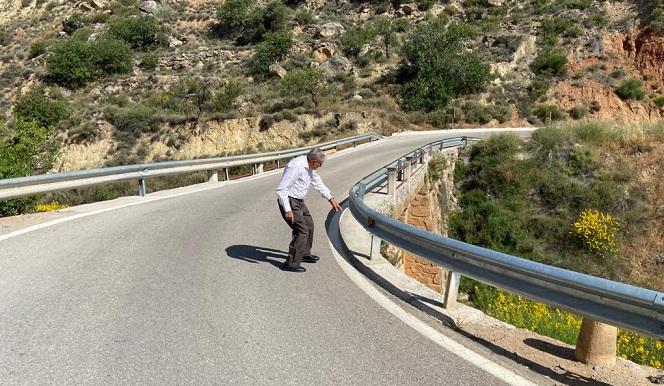 El alcalde de Albuñuelas, José Díaz, en el puente de El Barracón. 