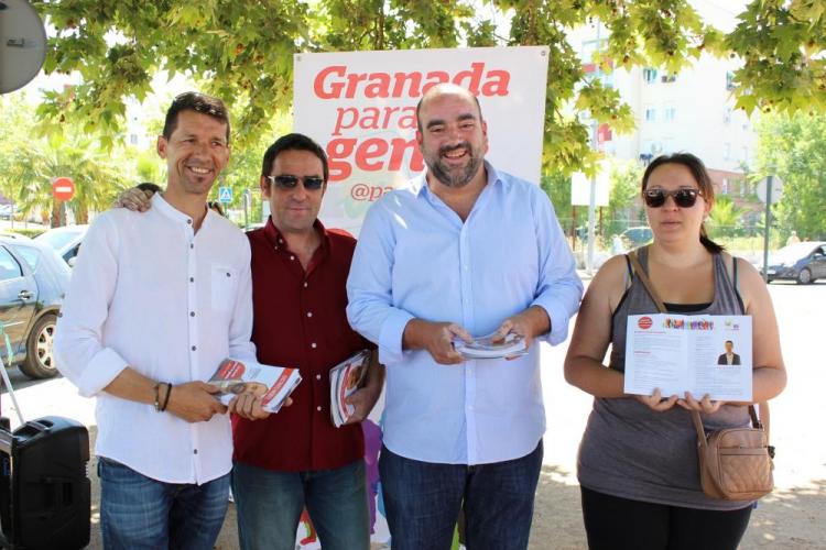 Francisco Puentedura en un reparto de material electoral.