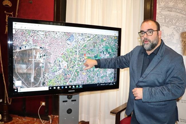 Francisco Puentedura señala en el mapa la zona de la operación.