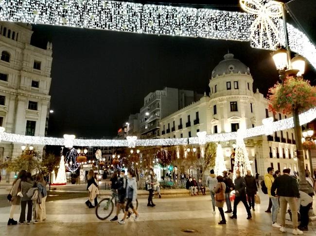 Puerta Real con el alumbrado navideño.