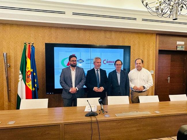 El presidente del Puerto de Motril con los representantes del empresariado motrileño.