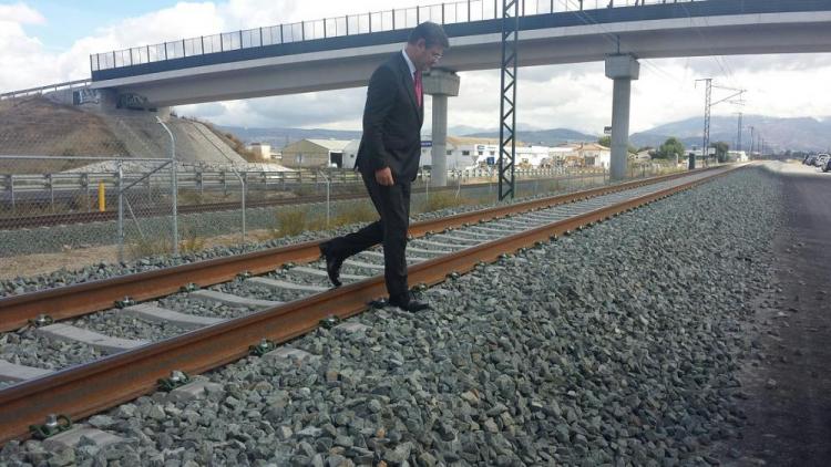 El ministro Rafael Catalá cruza las vías del tren en Granada. 