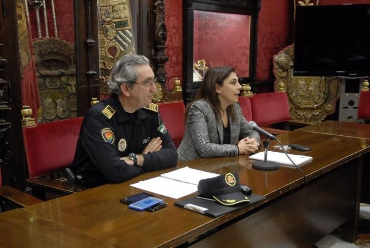 El jefe de la Policía Local junto a la concejala Raquel Ruz en una rueda de prensa.