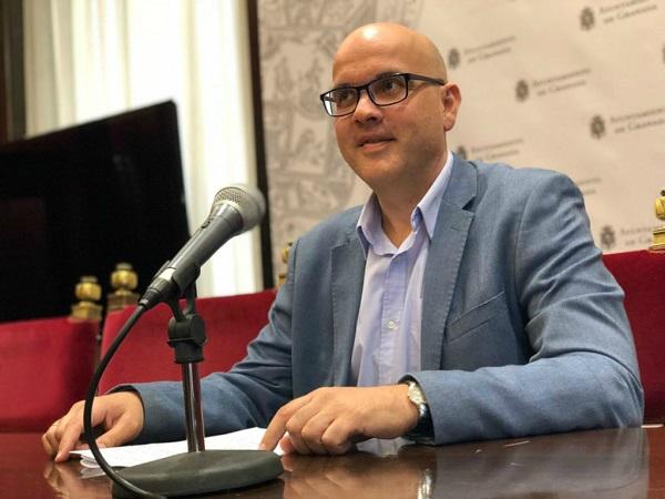 Raúl Fernández. Raúl Fernández.