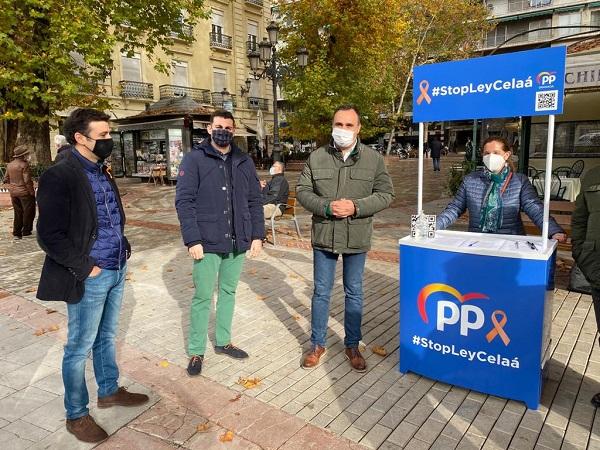 Francisco Rodríguez, con otros representantes del PP, en la recogida de firmas.