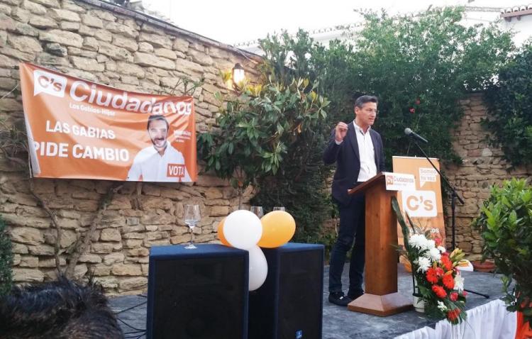 El candidato de la capital hace campaña también en otros municipios. Luis Salvador durante la presentación del candidato de Las Gabias.