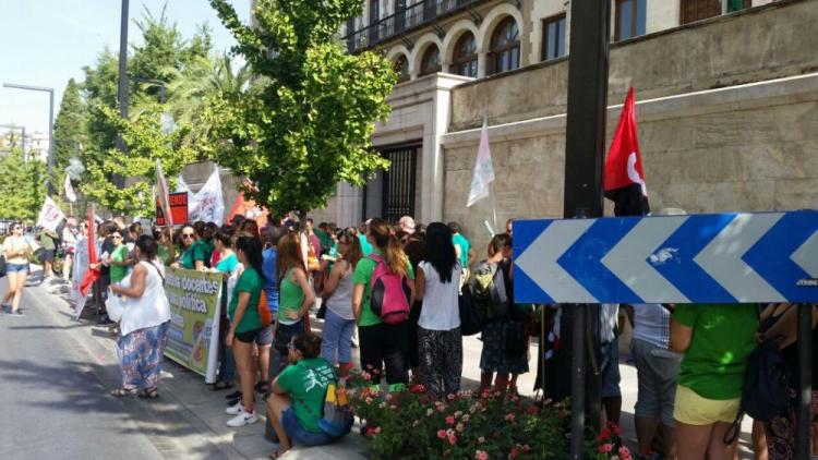 Concentración este lunes ante la sede la Junta de Andalucía.