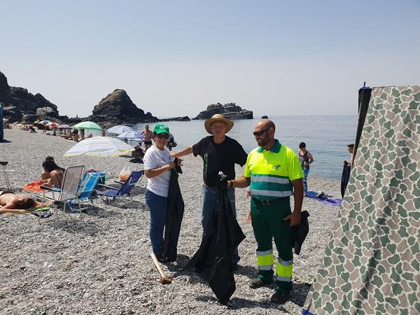 Reparto de bolsas en las playas de Almuñécar y La Herradura. Reparto de bolsas en las playas de Almuñécar y La Herradura.