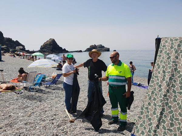 Reparto de bolsas en las playas de Almuñécar y La Herradura.