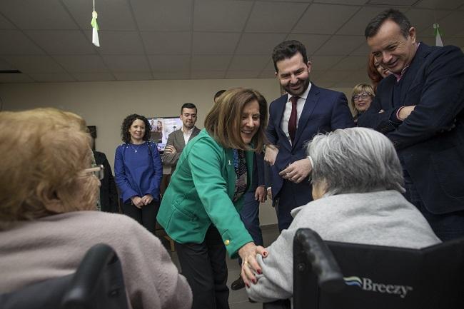 La consejera, durante su visita a la residencia de Maracena.