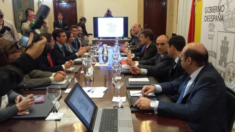 Imagen de la mesa en la que se reúne el ministro con la representación institucional.