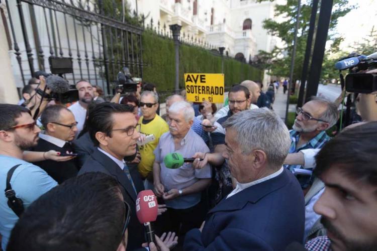 El alcalde traslada a Marea Amarilla y agentes sociales que Fomento vetaba su entrada a la reunión. El alcalde traslada a Marea Amarilla y agentes sociales que Fomento vetaba su entrada a la reunión.
