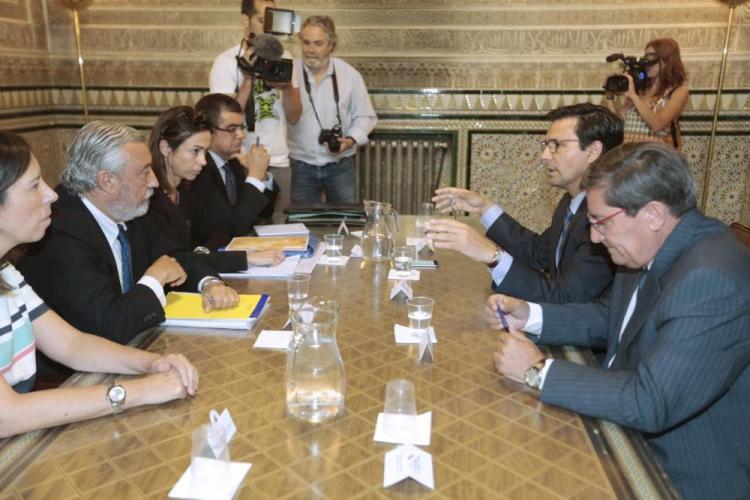 Cuenca y Entrena al inicio de la reunión con el secretario de Estado y técnicos de Fomento.