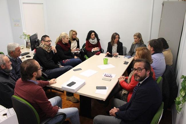 Rocío Díaz, con otros concejales del PP, en una de las reuniones con comerciantes.