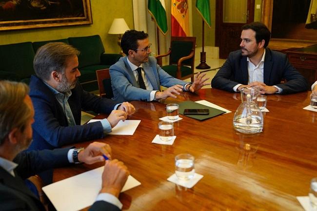 El alcalde, Francisco Cuenca, en la reunión con el ministro de Consumo, Alberto Garzón.