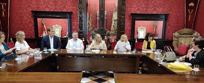 Reunión con responsables y técnicos del área económica del Ayuntamiento de Granada, presidida por Marifrán Carazo.