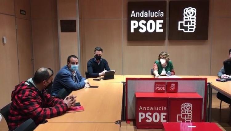 Susana Díaz durante la reunión con representantes de los trabajadores de Cetursa.