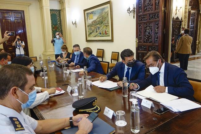 El alcalde conversa con el delegado de Fomento.