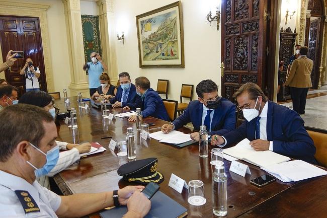 El alcalde conversa con el delegado de Fomento. 