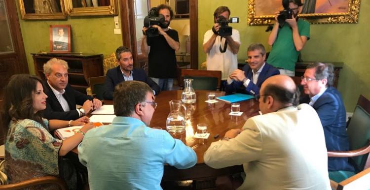 Primera reunión de los equipos negociadores del PP y Ciudadanos.