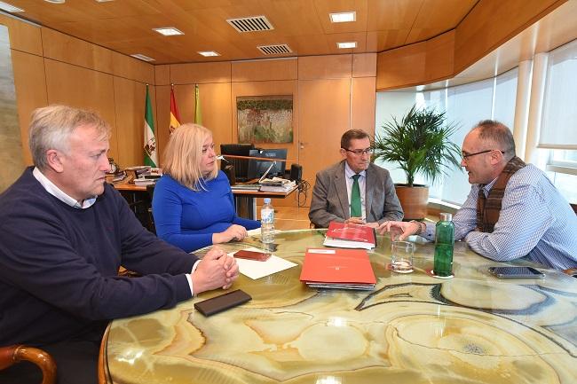 El presidente de la Diputación y la vicepresidenta de la Mancomunidad, durante la reunión.