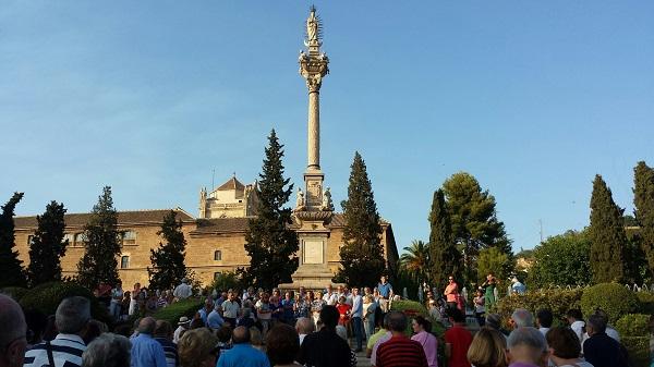 Pese a que horas antes el arzobispo de Granada había desautorizado públicamente el rosario en 'desagravio' por el rezo musulmán, a los pies de la Inmaculada unas 250 personas se concentraron para rezarlo. Alguna bandera de España e incluso recogida de firmas contra el Impuesto de Sucesiones hubo durante el acto, que finalizó con una Salve a la Virgen cantada y aplausos.