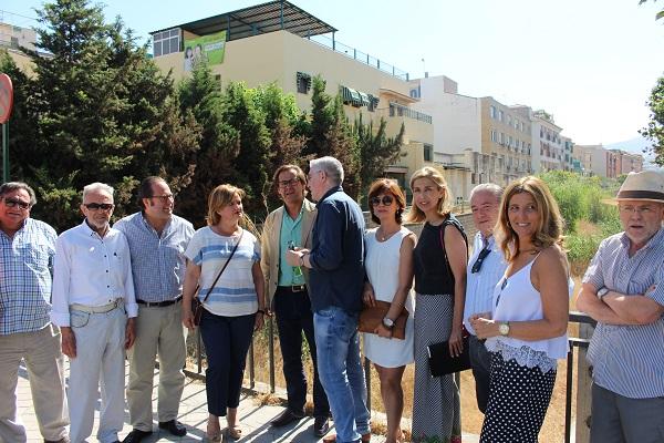 Los ediles del PP con representantes vecinales de la zona. Los ediles del PP con representantes vecinales de la zona.