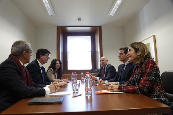 Albert Rivera con Juan Marín y los consejeros de Cs, en el Parlamento.