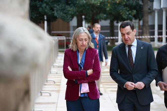 El presidente de la Junta, con la consejera de Salud, en una imagen de archivo en el Parlamento.